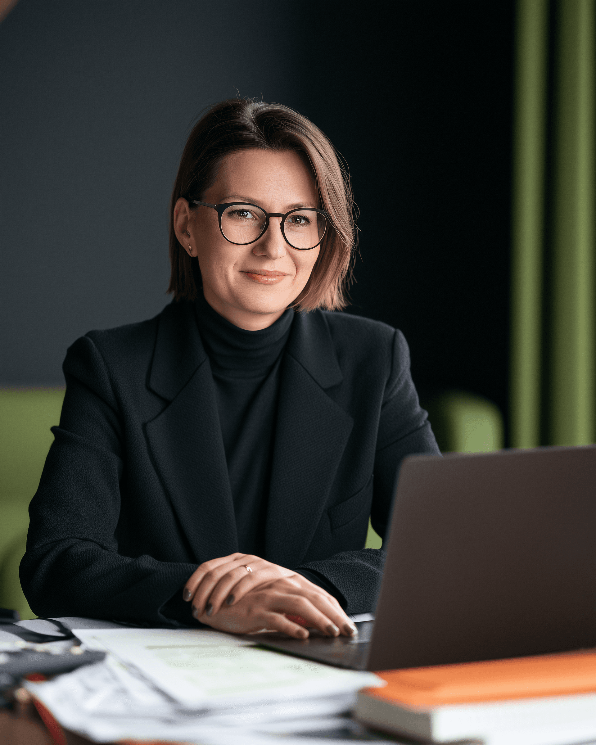 Księgowa pracująca przy laptopie z dokumentami firmy